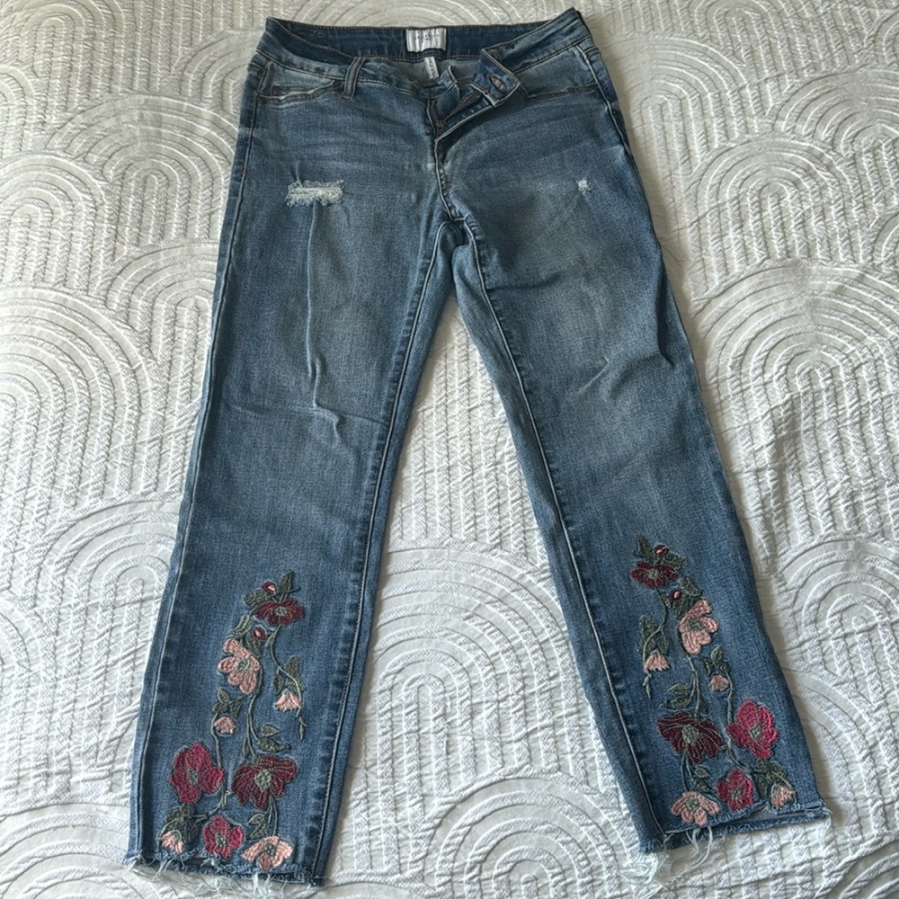 Ankle straight jeans with flower hem